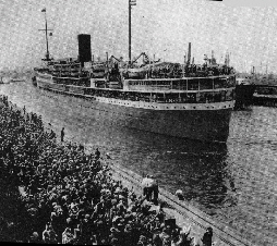 Dekker+Blok  ms Sibajak - Vertrek van de Lloydkade voor haar laatste reis juni - 1959 - Foto Lloyd Mail