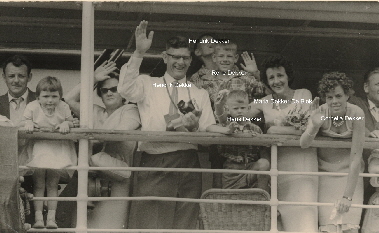 Dekker+Blok 1959 Leaving for Australia MV Sibayak with names Inet